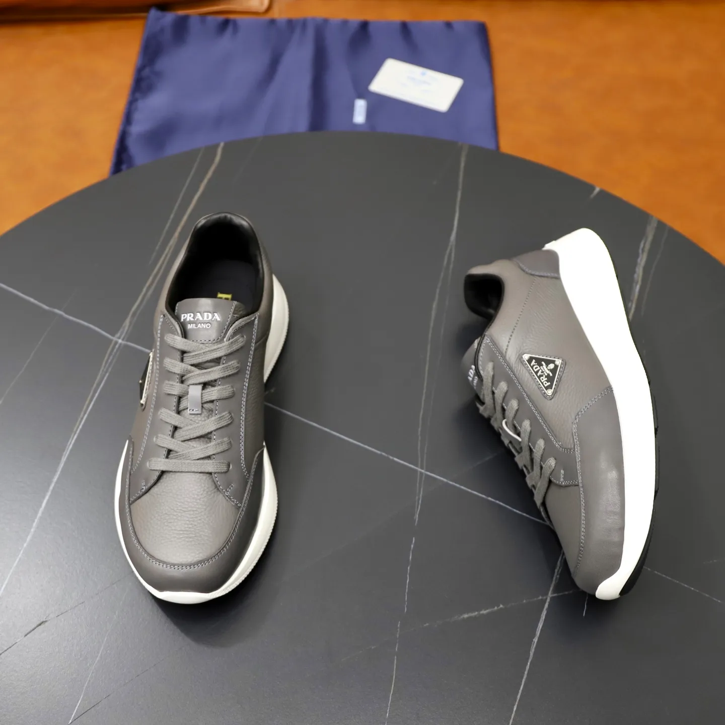 Factory price: 740💰Top original order Brand: PRADA (Prada) Standard code: Men's size 38/44 (45 can be customized) Grade: Same as the official website Material: Original cowhide stitching imported cowhide lining Original combination two-color wear-resistant soft outsole Style category: Leisure and sports version Young fashion European and American trend British style Color: Real picture color